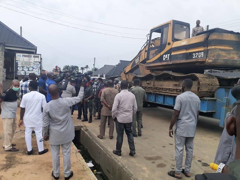 Wike Demolishes hotels in River state. 