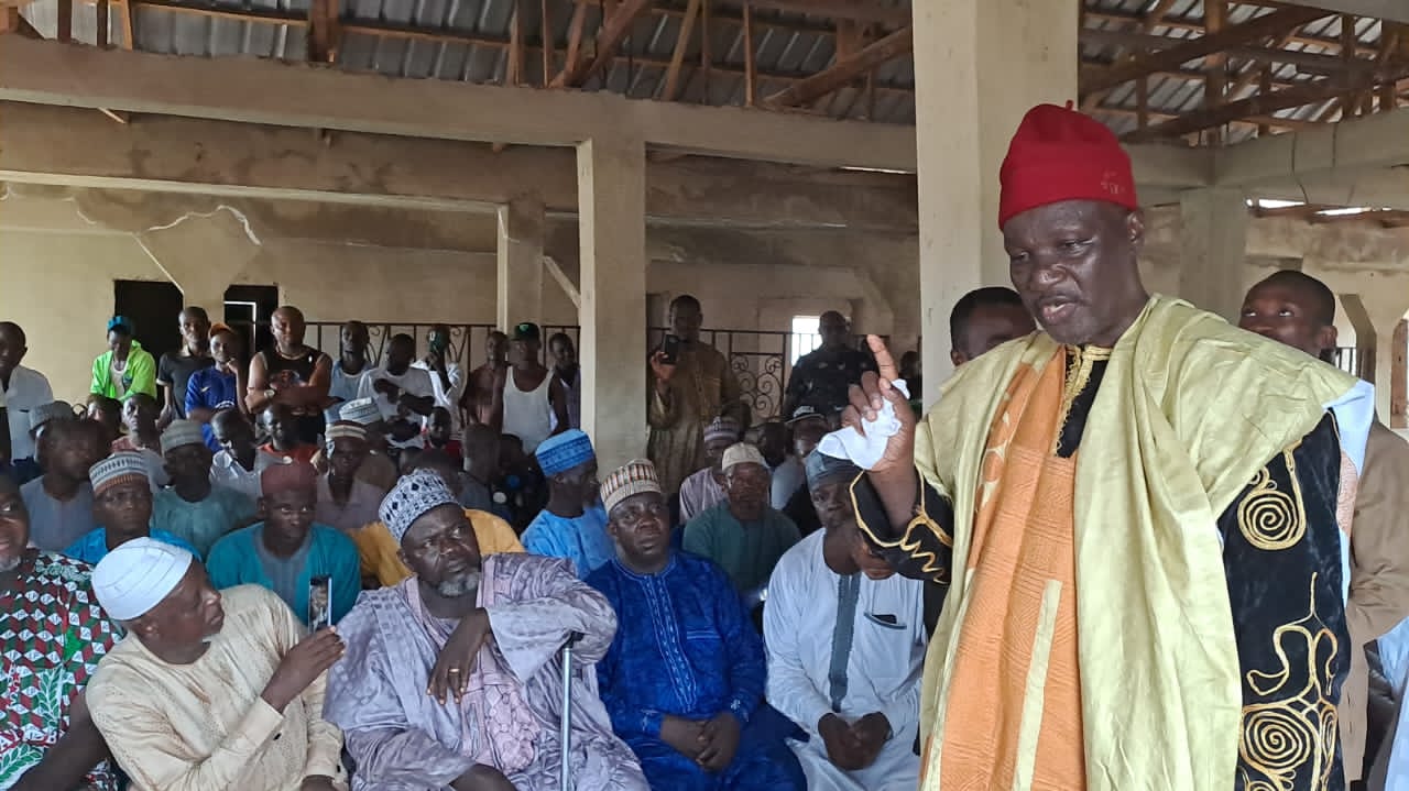 Peter Obi with Muslims faithfuls in Awka Mosque 