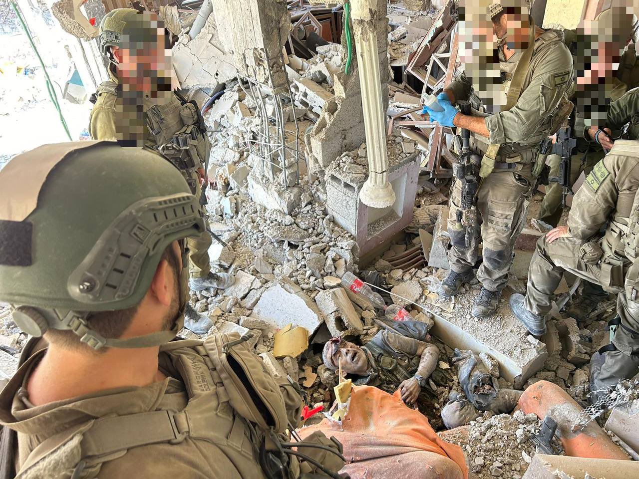 Picture of Yahaya Sinwar surrounded by Israeli soldiers 